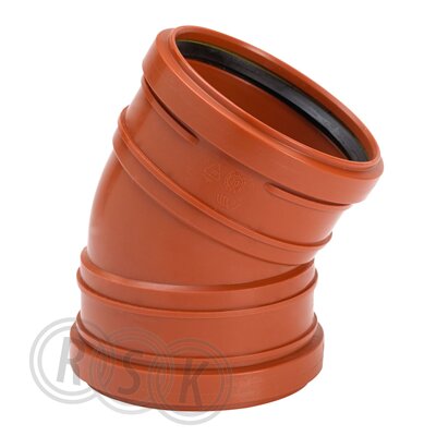 Röd plastdetalj med böjd vinkel, använd för rörkoppling, med tätningsring synlig inuti.