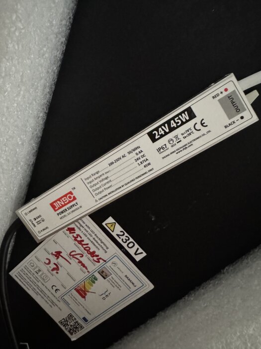 Strömförsörjningsenhet för LED-belysning med 24V 45W kapacitet och flera certifieringsmärken.