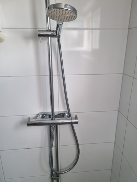 Duschblandare med fast dusch och handdusch där reglage inte kan vridas för att byta till handduschen.