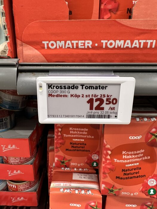 Förpackningar med krossade tomater från Coop, 390 g, till specialpris för medlemmar, placerade på en butikshylla.