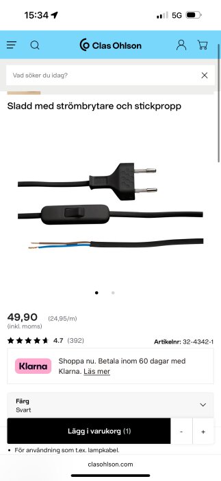 Svart sladd med strömbrytare och stickpropp, öppen ända med blå och brun ledning, på Clas Ohlson-webbsida.