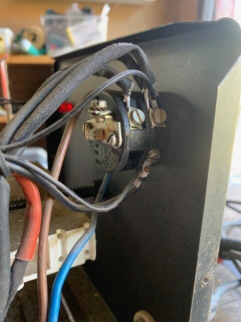 Svetsens interna elektriska anslutningar med kablar förbereds för att kopplas till trefas, med fokus på var L2 och L3 ska anslutas.