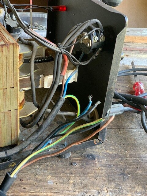 En svets med flera kablar exponerade, troligen i processen att anslutas till trefassystemet.