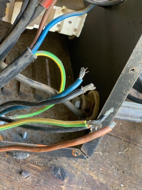 Kablar i olika färger i en svetsmaskin, exponerade ändar redo för anslutning, trådarna saknar märkning för L2 och L3.