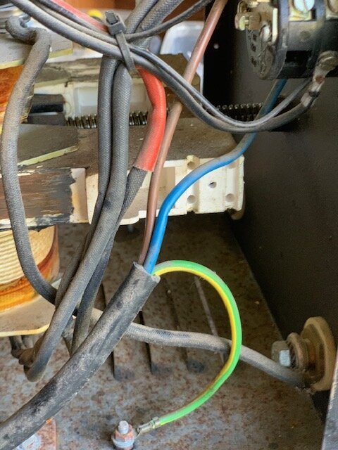 Kraftfull svetsmaskin med insida visa olika färgade kablar och anslutningar för trefasinstallation; L2 och L3 saknar anslutning.