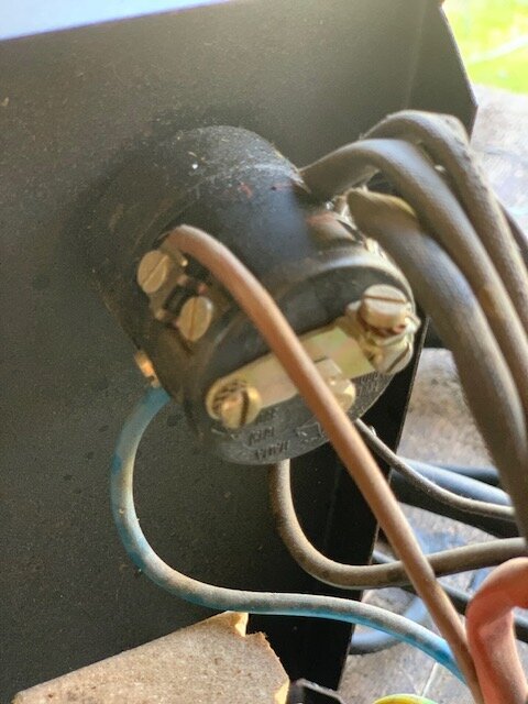 En närbild av en svetskoppling med kablar, där en användare undersöker hur L2 och L3 ska anslutas för trefasanslutning.