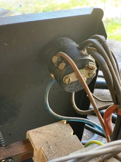 Anslutningar på en svets där en användare försöker klura ut hur L2 och L3 ska anslutas för trefassystem.