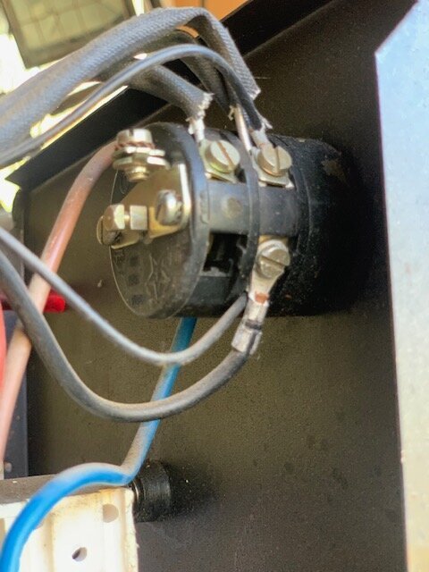 Elektriska ledningar och kopplingskontakter i en svets, används för att konvertera till trefasanslutning.