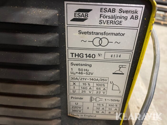 Etikett på en ESAB THG140 svetstransformator, visar specifikationer för spänning och ampere för både 220V och 380V anslutningar.