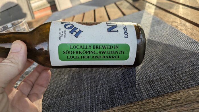 Flaska med etikett: "Bryggt i Söderköping, Sverige av Lock Hop and Barrel.