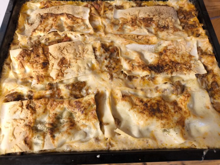 Ugnsbakad lasagne med gyllene ost och krämig sås.
