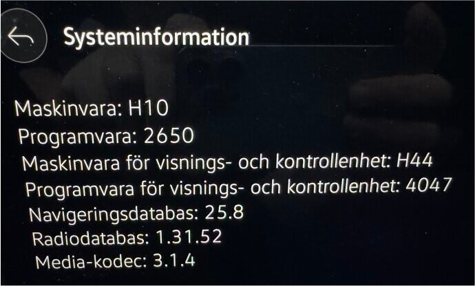 Skärm med systeminformation från en bil med maskinvara, navigeringsdatabas och mediekodekversioner.