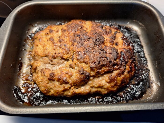 Köttfärslimpa bakad i ugnsform, gyllenbrun och nylagad.