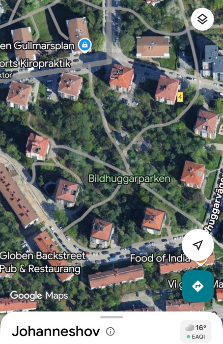 Satellitbild över Johanneshov med grönområden, vägar och flera byggnader. Parkliknande miljö omkring husen, synligt på Google Maps.