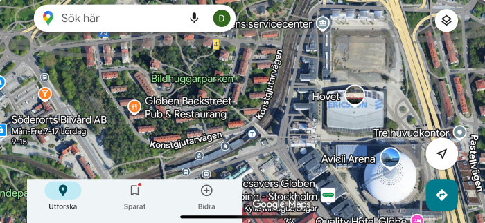 Satellitbild över området runt Avicii Arena och Hovet i Stockholm, med kringliggande vägar, byggnader och områden markerade.