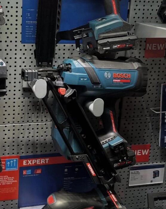 Stomspikpistol av märket Bosch, 30-34° vinkel, kapacitet upp till 90mm spik. Monterad på en display med produktinformation.