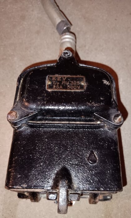 Trefasuttag från 1946, typ MU-325, 25A, 500V, tillverkat i metall, betraktat som en säkerhetsrisk, numera ur funktion.