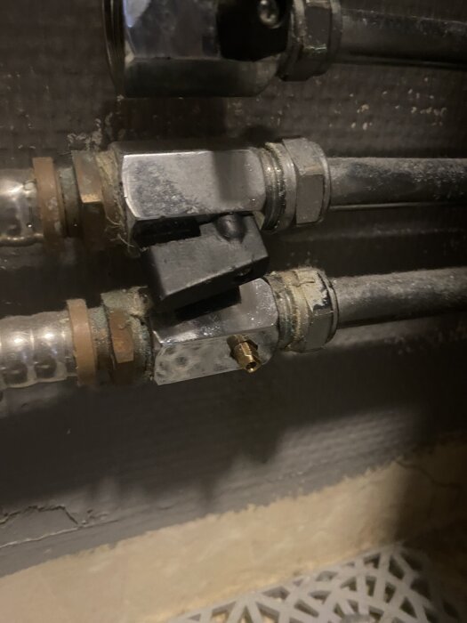 Ballofixer med mässingsvred och plastvred som inte fungerar i tvättstuga, oklart om de behöver bytas ut helt.