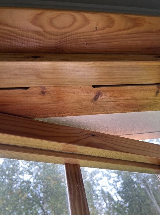 Tvåglasfönster med synlig glipa i tätningslisten upptill, vilket kan leda till kondens vid minusgrader.