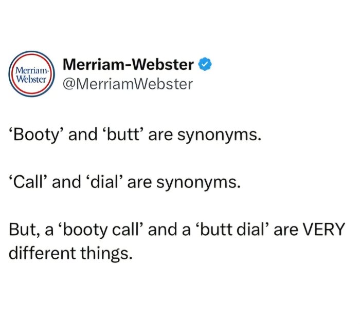 Tweet från Merriam-Webster om att "booty" och "butt" samt "call" och "dial" är synonymer, men har olika betydelser i fraserna "booty call" och "butt dial".