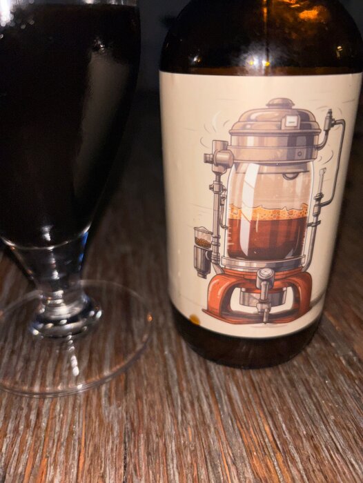 Flaska med etikett visar kaffeutrustning bredvid glas med mörk dryck, sannolikt porter med kaffesmak.