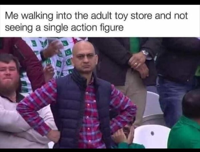 En man står med armarna i sidan på en sportevenemang, ser besviken ut. Text ovan beskriver förväntningar på att hitta actionfigurer i en leksaksaffär för vuxna.