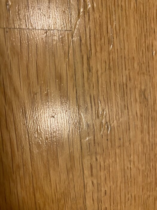 Trägolv med blanka ytor och djupa hack, upplevs som plastigt och ifrågasätts om det verkligen är parkettgolv.