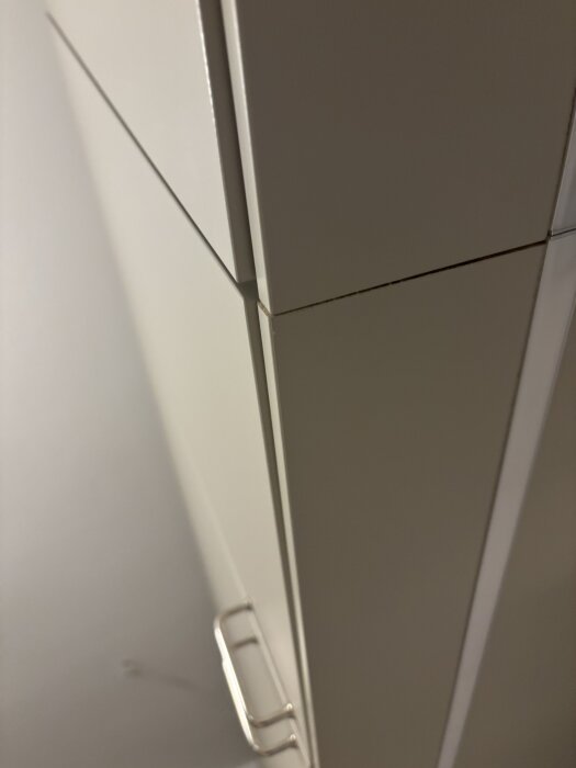 Glipa mellan täckskiva och monterad lampa i Ikeakök, ojämn skarv synlig.