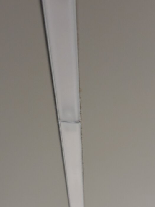 Glipa mellan täckskiva och lampa i ett Ikea-kök, samt ojämn skarv och fnasigt sågade kanter som visar bristande finish i installationen.
