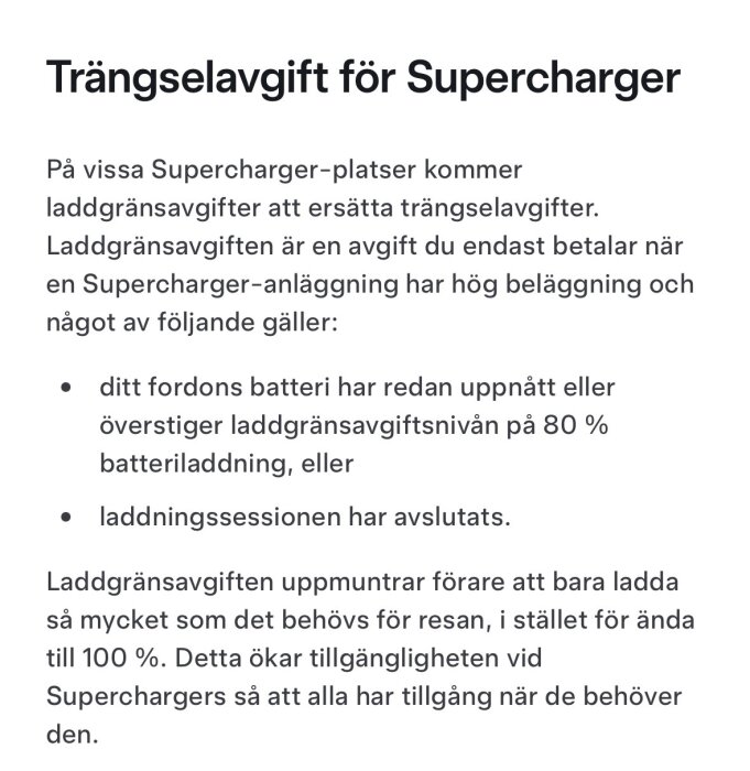 Text om laddgränsavgifter och trängselavgifter vid Tesla Supercharger-stationer.