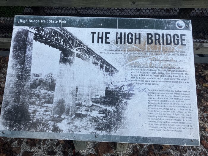 Informationsskylt vid High Bridge Trail State Park med text och en historisk bild av High Bridge, en järnvägsbro av tegel och stål över en dalgång.