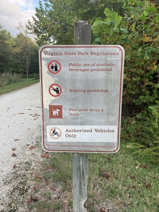 Skylt med regler för Virginia State Park: inga alkoholhaltiga drycker, förbjudet att jaga, hundar i koppel, endast behöriga fordon.