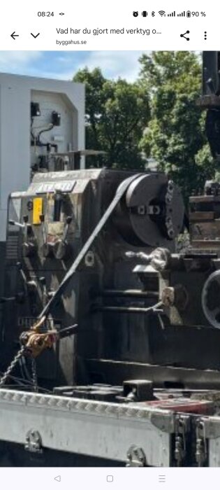 Metallsvarv säkrad med rem på släpkärra.