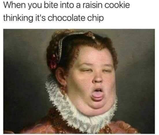 Porträtt av person med grimas, text: "When you bite into a raisin cookie thinking it's chocolate chip", humoristisk reaktion.