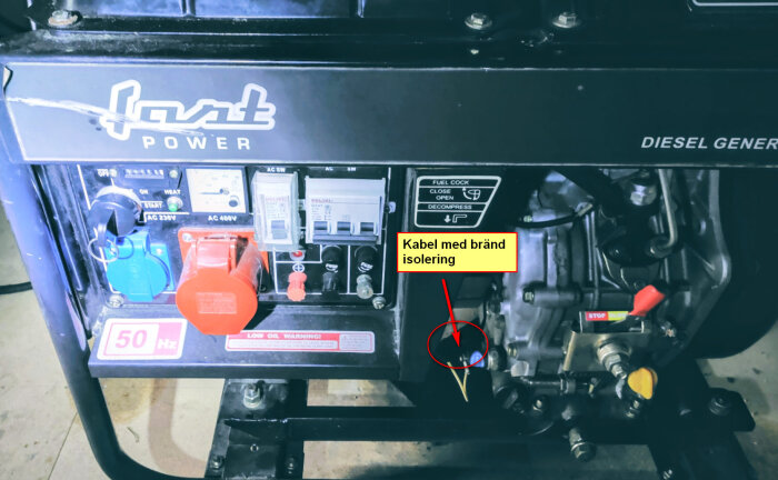 Dieselgenerator Fast Power D70-3 med trasig kabel och bränd isolering markerad med röd cirkel och text.