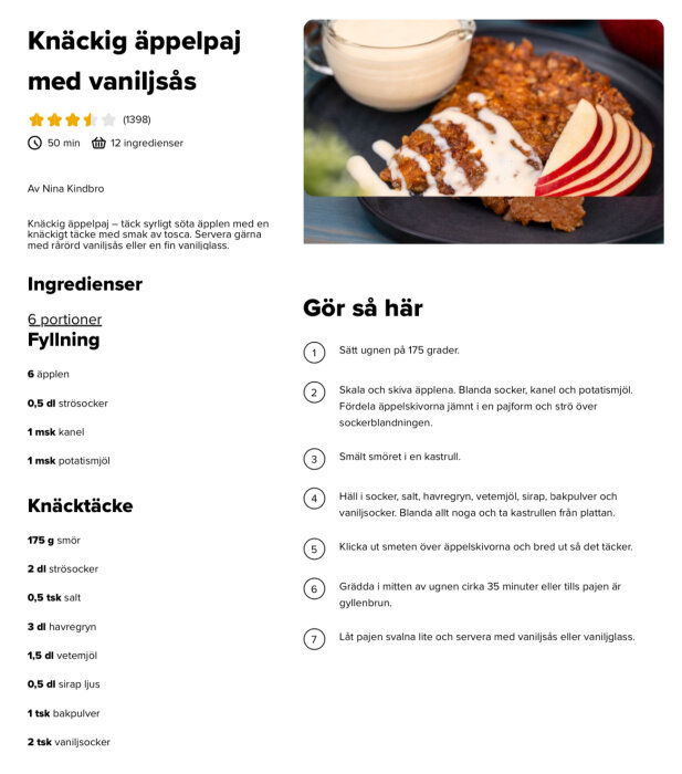 Knäckig äppelpaj med vaniljsås och äppelskivor på tallrik, serverad med vaniljsås i skål bredvid.