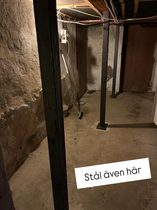 Källare med nya stålpelare som stöttar bjälklaget, synliga elledningar och rustika väggar. Används ej som boendeutrymme.