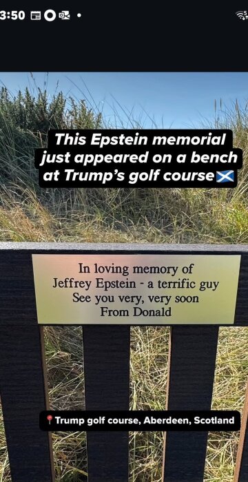 Ett minnesmärke på en bänk med en plakett till minne av Jeffrey Epstein, placerat på en golfbana i Aberdeen, Skottland.