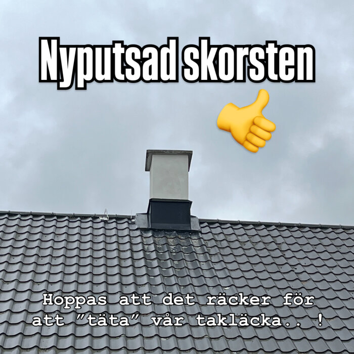 Nytputsad skorsten med grått tak och texten "Nytputsad skorsten" och en tummen upp-emoji, hoppas täta takläcka.