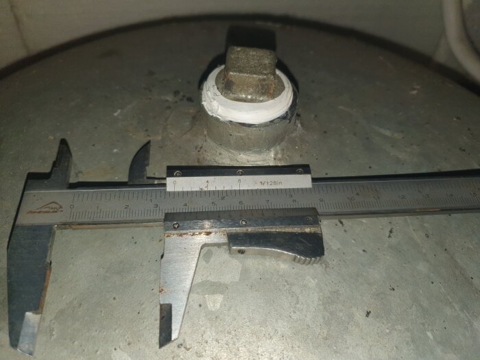 Mätskalan visar en toppmutter på en hydrofor, troligen 1 tum.