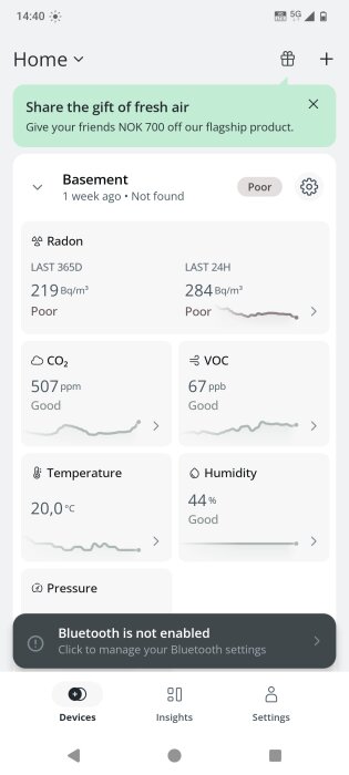 Sensorapp för källarmiljö visar radon 284 Bq/m³ (Poor), CO2 507 ppm (Good), VOC 67 ppb (Good), temperatur 20°C, och luftfuktighet 44% (Good).