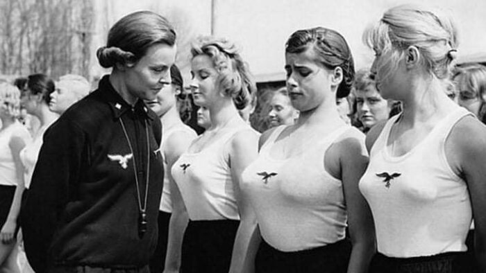 Jag vet inte vem någon person på bilden är, men det visar kvinnor i uniform som står i rad, utomhus.