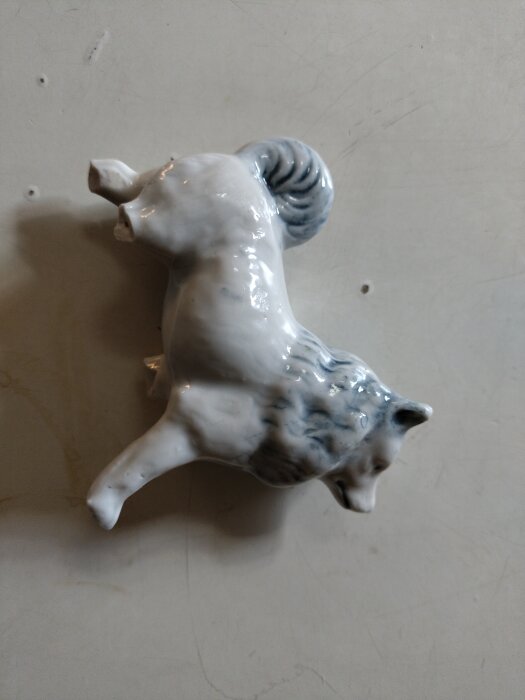 Vit porslinsfigur av en get, hittad efter 43 år.