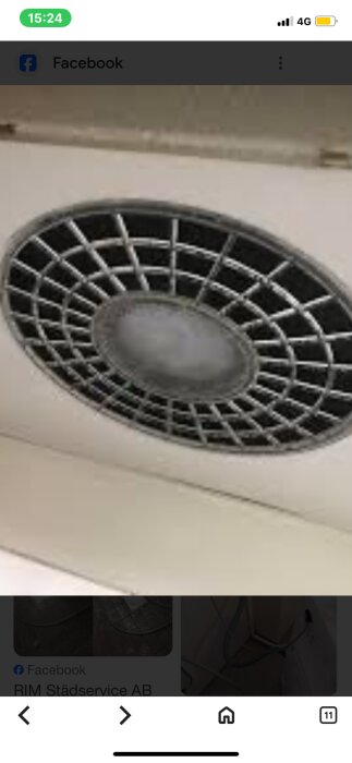 Futurum fläkt med runt fläktfilter i metallgaller, monterad i taket.