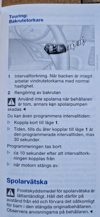 Bruksanvisning för bakrutetorkare med bild på ratt och torkarspak med detaljerad text om intervalltorkning och användning av spolarvätska.