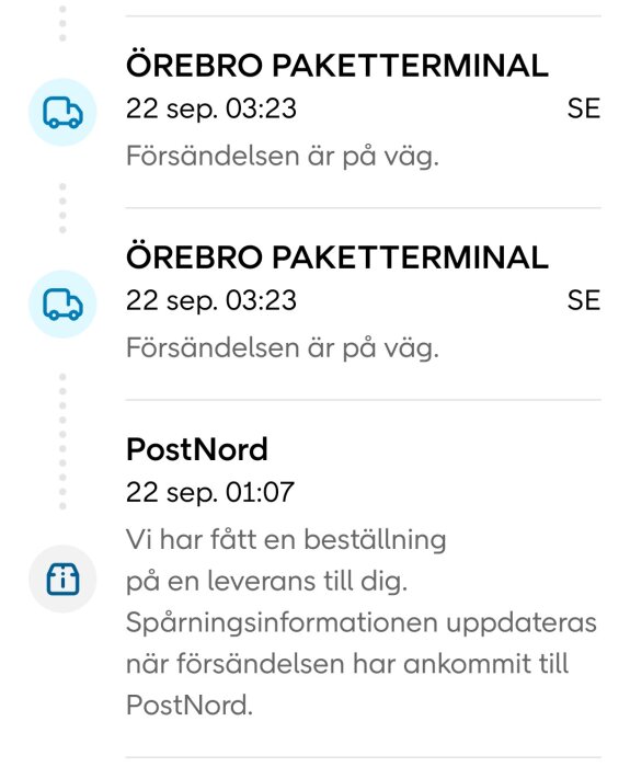Bild av spårningsinformation från PostNord för en leverans med status "Försändelsen är på väg" från Örebro paketterminal.