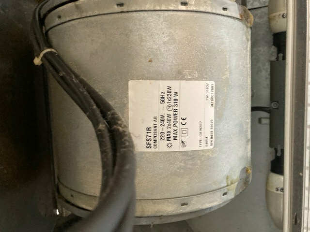 Motor till Selectro köksfläkt med etikett som visar specifikationer, kablar synliga på sidan.