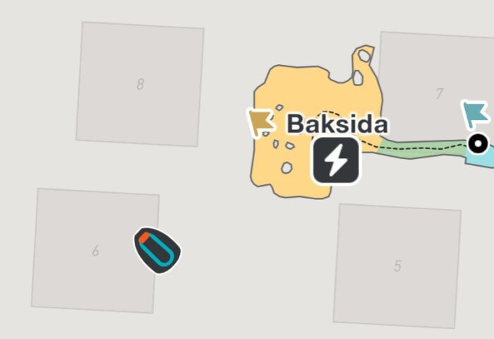 Karta med märkt position för robotgräsklippare, avvikelser synliga. Område markerat som "Baksida" med kablar, kartan visar flera zoner.