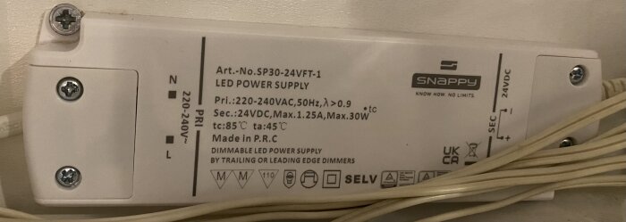 LED-strömförsörjning märkt med specifikationer, 220-240VAC till 24VDC, max 30W, från Snappy, fastsatt med skruvar och flera kablar anslutna.