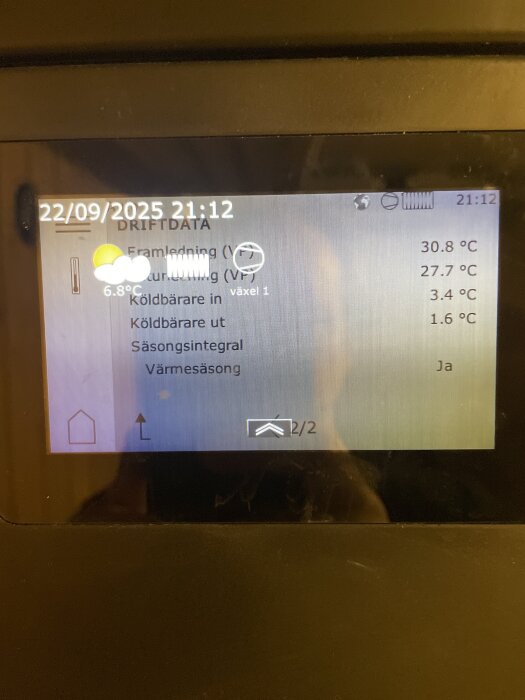 Display med temperaturdata: framledning 30.8°C, returledning 27.7°C, köldbärare in 3.4°C, ut 1.6°C. Datum: 22/09/2025, tid: 21:12.